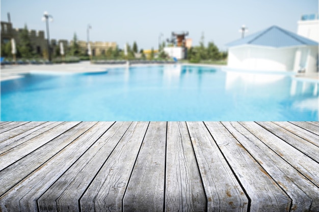 Bureau en bois gris sur fond de piscine