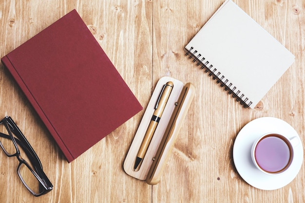 Bureau en bois avec livre