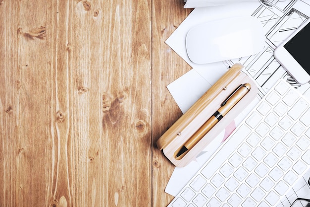 Photo bureau en bois avec des objets