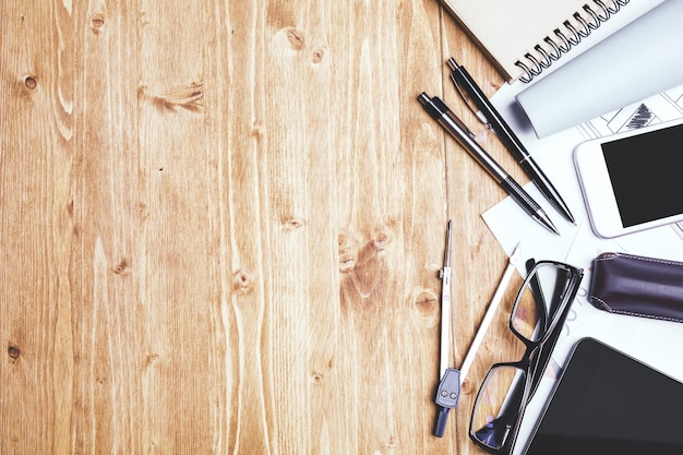 Bureau en bois avec des objets