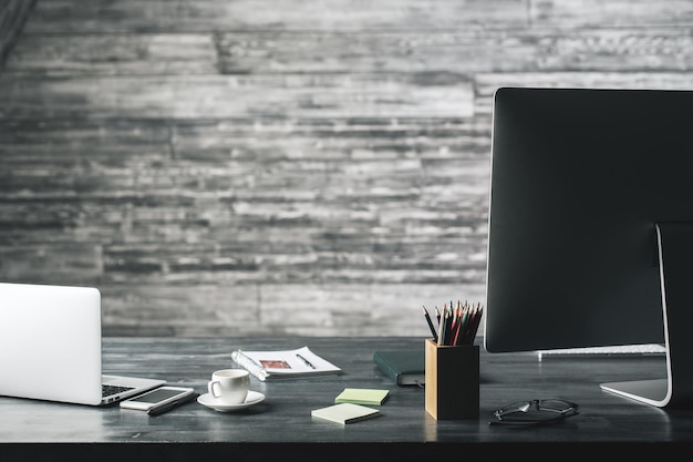 Bureau en bois avec objets