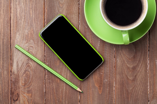 Bureau en bois avec smartphone et café