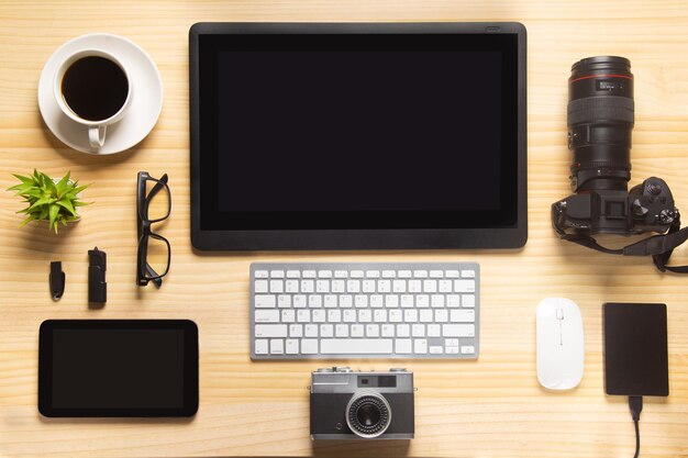 bureau en bois avec smartphone pour ordinateur portable et autres fournitures de travail