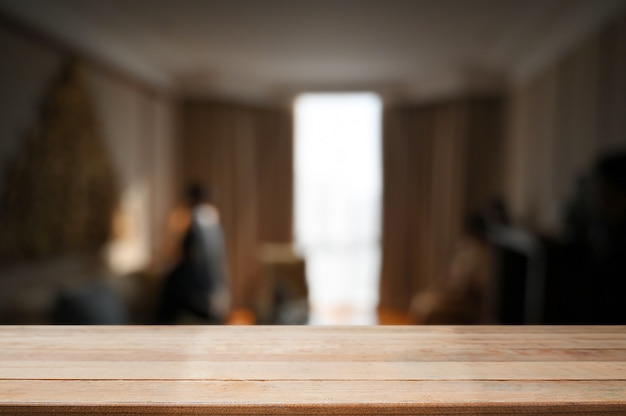 Bureau en bois vide dans la chambre.