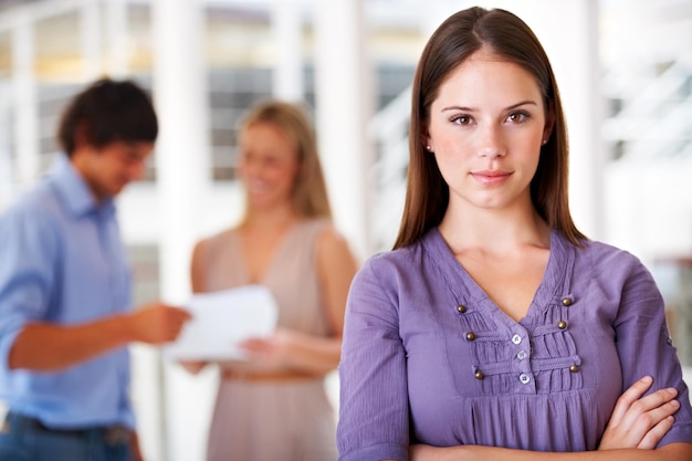 Bureau bras croisés et portrait d'une femme d'affaires avec une équipe pour la confiance et la fierté du leadership Entreprise d'agence de marketing et travailleur sérieux avec le personnel pour la planification des réunions et la collaboration