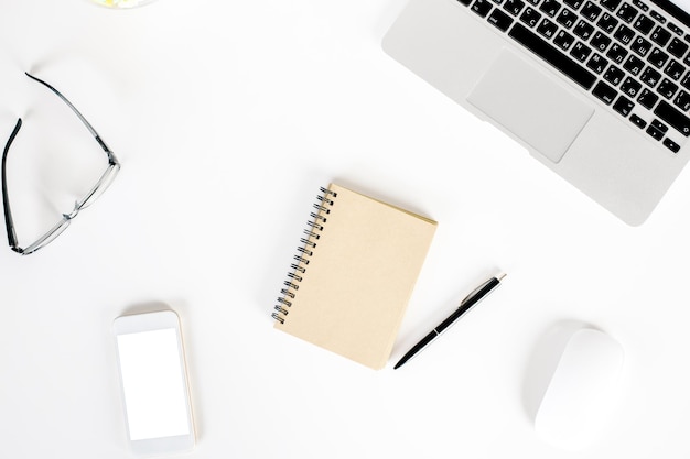 Bureau de bureau blanc avec des objets