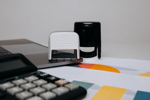 Bureau de bureau avec des documents et un cachet d'organisation