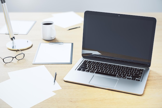 Bureau de bureau avec ordinateur portable à écran noir