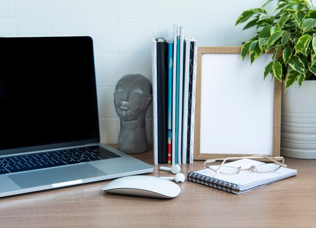 Bureau de bureau. Ordinateur portable avec fournitures de bureau sur la table.