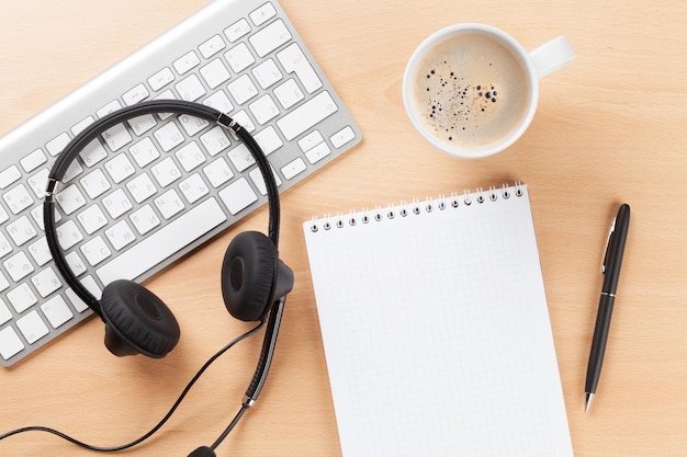 Bureau avec casque et clavier