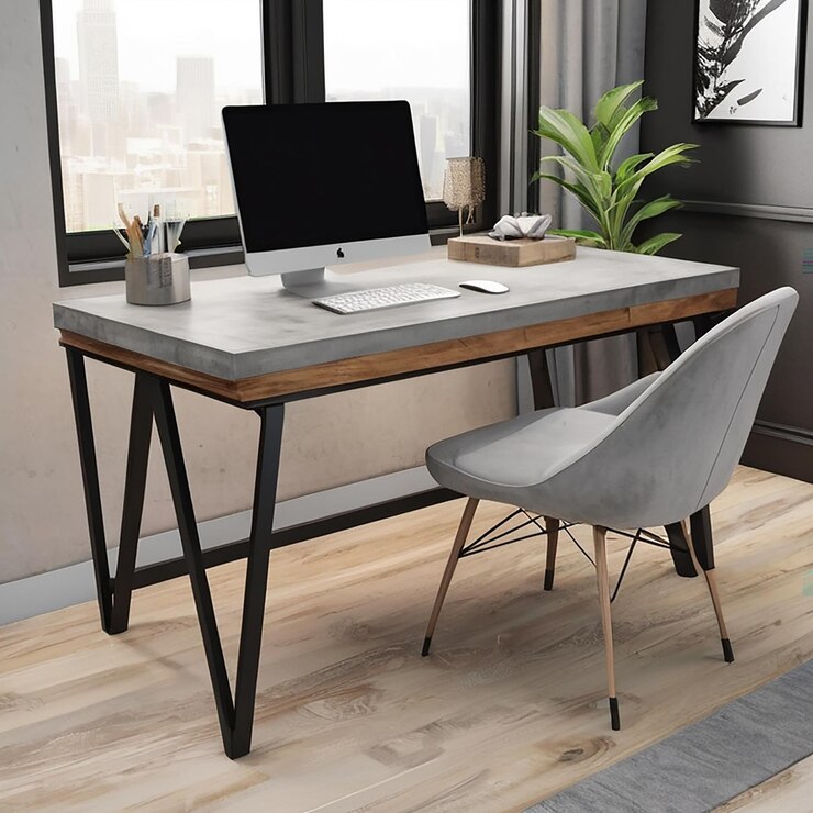 un bureau avec une chaise qui a un ordinateur portable dessus