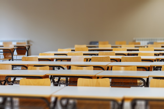 Bureau et chaises en classe