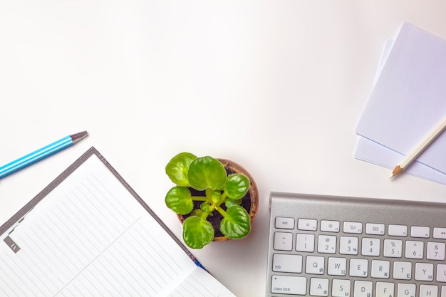 Bureau Clavier, fleur, bloc-notes.