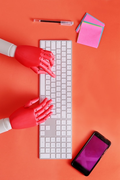 Bureau Avec Clavier Et Mains Factices