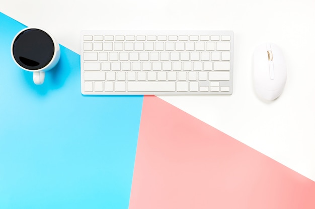 Bureau avec clavier, souris et café