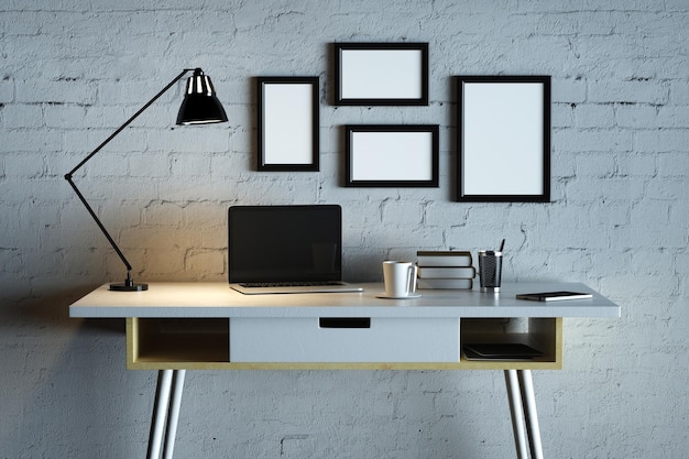 Bureau de concepteur avec bloc-notes vide