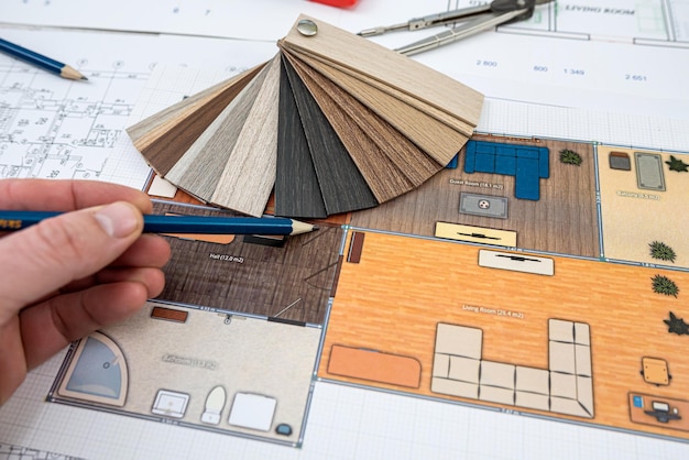 Bureau de conception avec dessin de rendu de maison et calculatrice de stylo d'échantillons de couleur