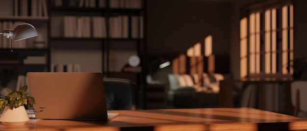 Bureau confortable ou bureau à domicile avec lampe de table pour ordinateur portable et décoration sur table en bois