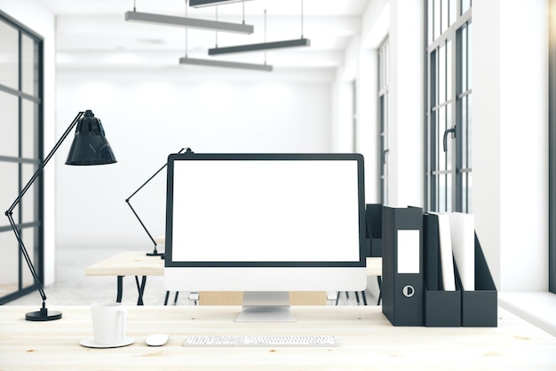 Bureau créatif avec ordinateur vide