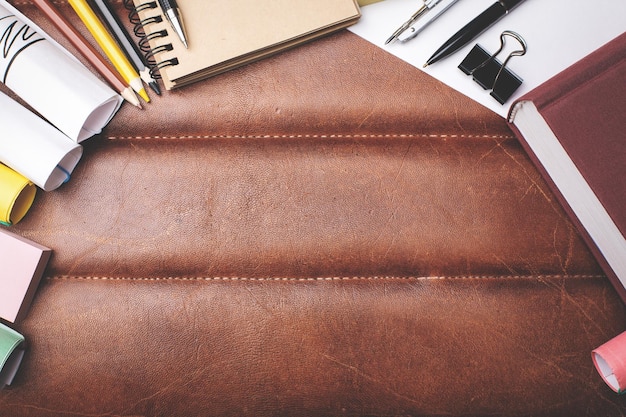 Bureau en cuir avec fournitures