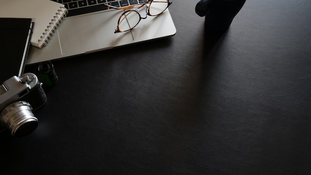 Bureau en cuir pour espace de travail créatif avec ordinateur, fournitures