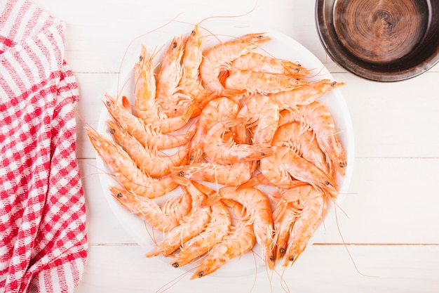 Photo bureau de cuisine avec plaque de crevettes