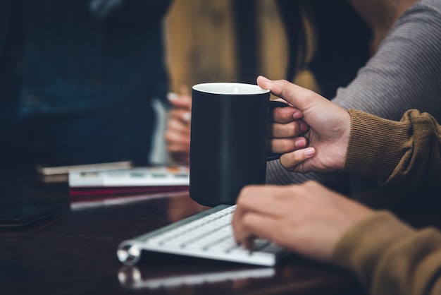 Un bureau dans un bureau avec un ordinateur portable, elle écrit un blog