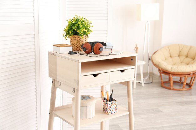 Bureau debout moderne dans le salon