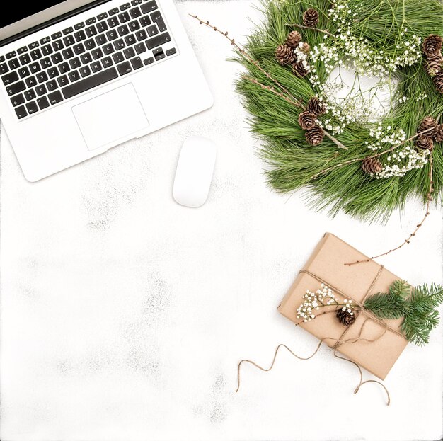 Bureau Avec Décoration De Noël Et Cadeau Emballé. Concept De Vacances D'affaires