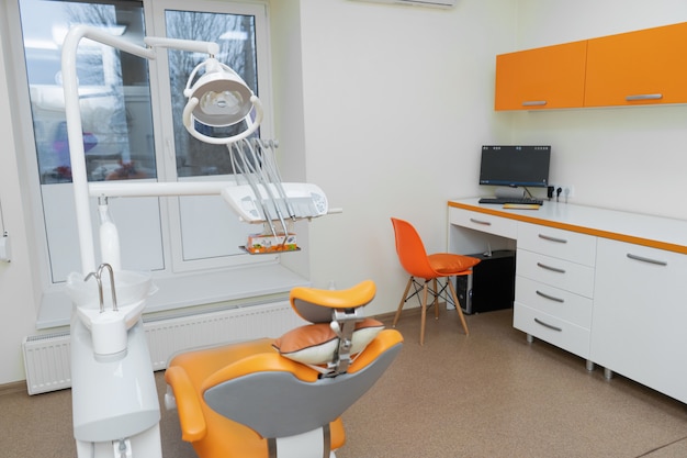 Bureau de dentiste moderne élégant intérieur dans un style orange.