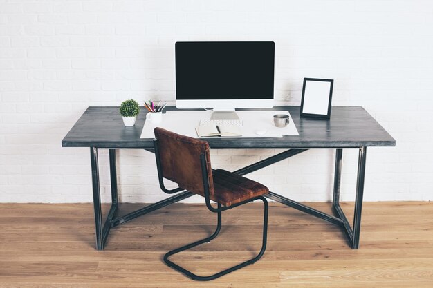 Bureau design avec chaise marron