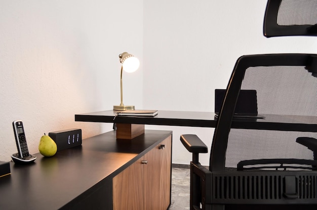 Bureau design moderne pour bureau et espaces créatifs Bureau en bois de couleur noire avec tiroirs de rangement