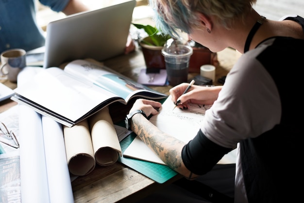 Bureau de dessin femme travaillant dessin idées