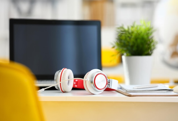 Un bureau distant vide avec un ordinateur portable et un casque