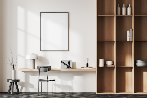 Bureau à domicile blanc et bois avec affiche