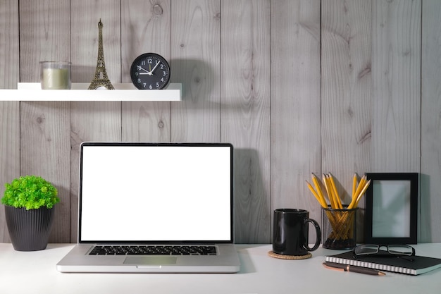 Bureau à domicile avec cadre photo pour tasse à café pour ordinateur portable et papeterie sur tableau blanc