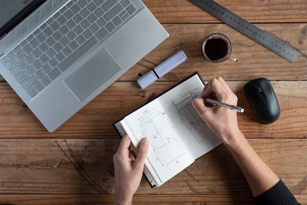 Bureau à domicile, mains de femme travaillant à domicile, café informatique et notes.