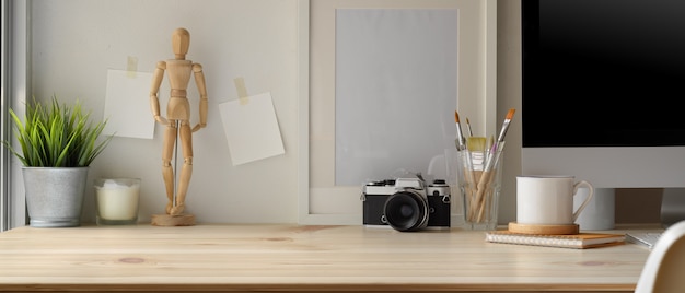 Bureau à domicile moderne avec ordinateur