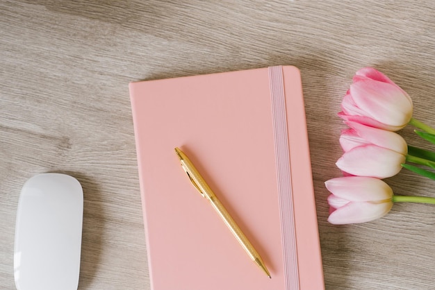 Bureau à domicile pour femmes Espace de travail avec carnet de fleurs de tulipes roses Flatlay vue de dessus