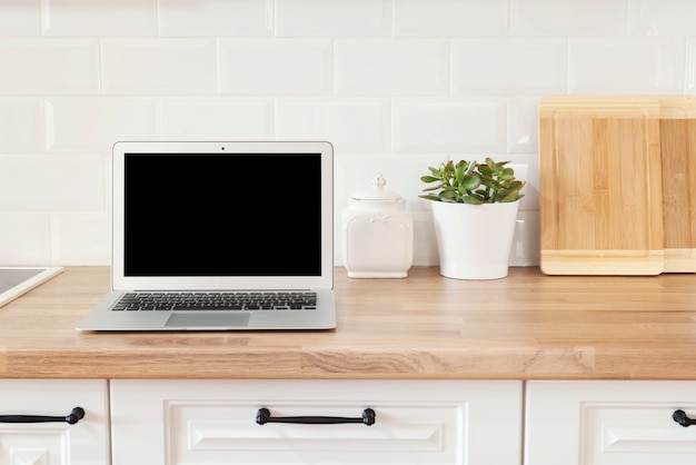 Bureau à domicile. Travail à domicile. Ordinateur moderne, ordinateur portable avec écran blanc