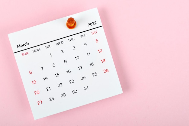 Bureau du calendrier 2022 en mars, Le concept de planification et de délai avec une punaise à la date du calendrier.