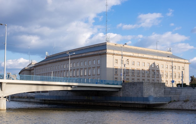 Bureau du gouvernement régional Bâtiment de l'Assemblée régionale de Basse-Silésie à Wroclaw la nuit Réflexions Vue depuis la rive opposée du calme Odra RiverxA