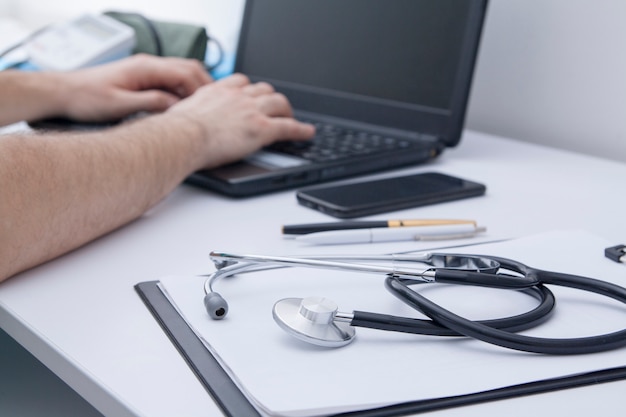 Bureau du médecin avec un stéthoscope