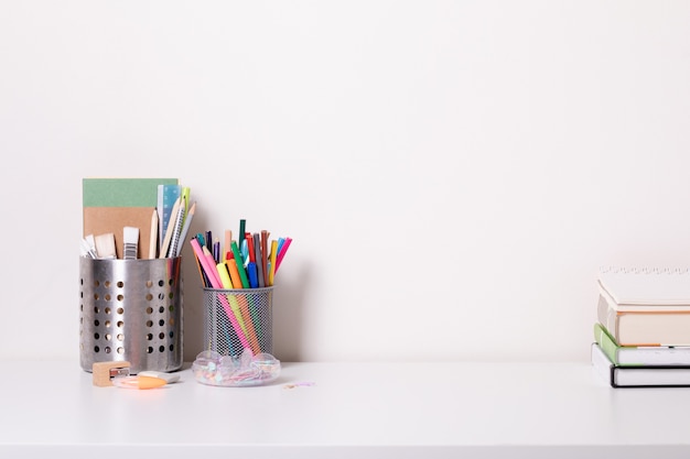 Bureau d'école dans un style moderne sur fond blanc. Éducation à domicile. Décor moderne. Maquette.