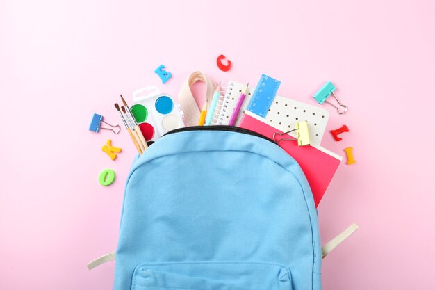 Bureau de l'école sur une vue de dessus de fond coloré