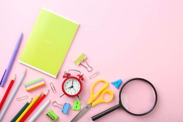 Bureau de l'école sur une vue de dessus de fond coloré