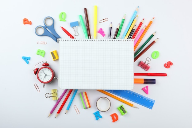 Bureau de l'école sur une vue de dessus de fond coloré