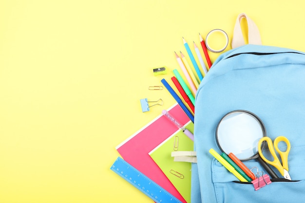 Bureau de l'école sur une vue de dessus de fond coloré