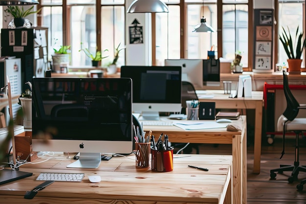 Photo un bureau avec un écran d'ordinateur et un clavier