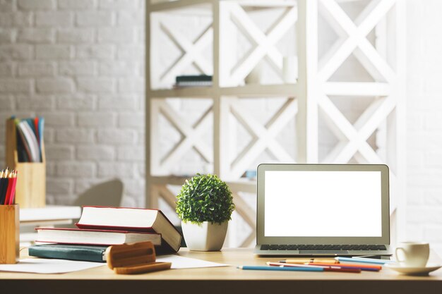 Bureau avec écran d'ordinateur vide